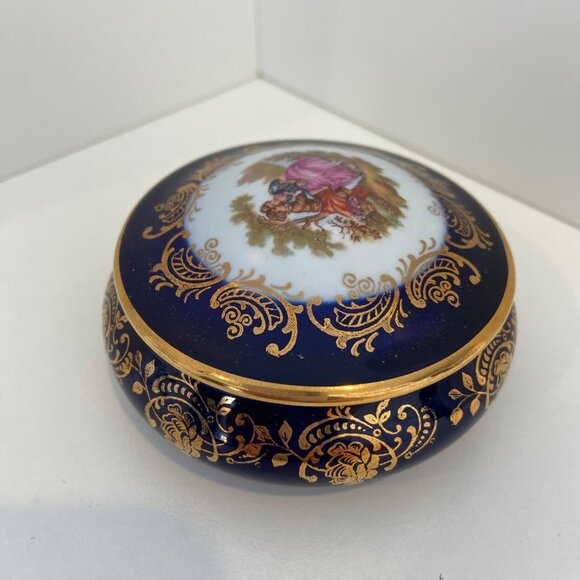 Vintage Limoges Round Porcelain Jewelry Box With Romantic Scene & Gold Detailing - Picture 6 of 16